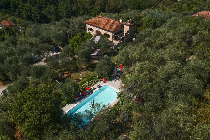 Casale di Lusso in Toscana – Vista Mare, Piscina & Design Artistico Vicino a Camaiore