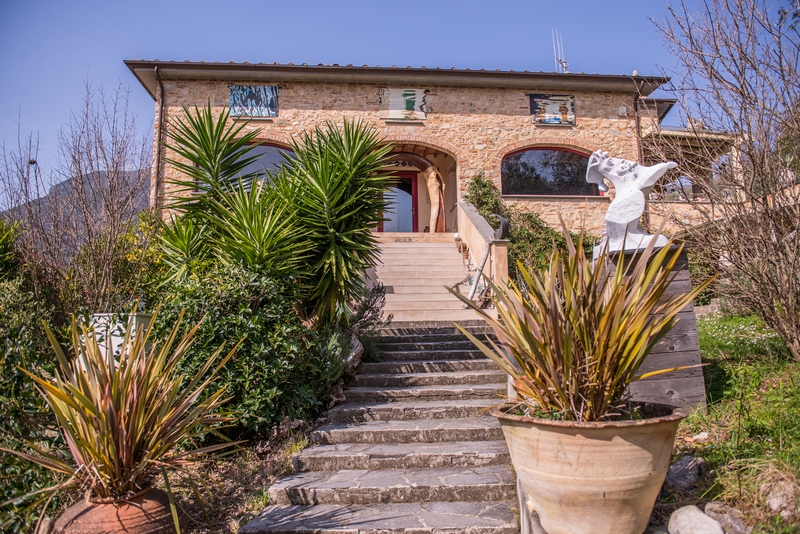 Casale di Lusso in Toscana – Vista Mare, Piscina & Design Artistico Vicino a Camaiore