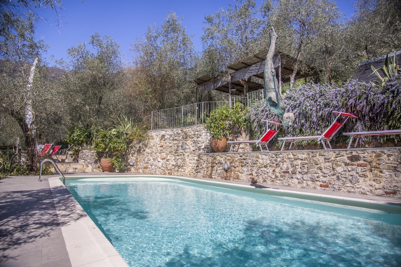 Casale di Lusso in Toscana – Vista Mare, Piscina & Design Artistico Vicino a Camaiore