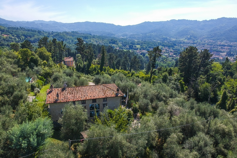 Casale di Lusso in Toscana – Vista Mare, Piscina & Design Artistico Vicino a Camaiore