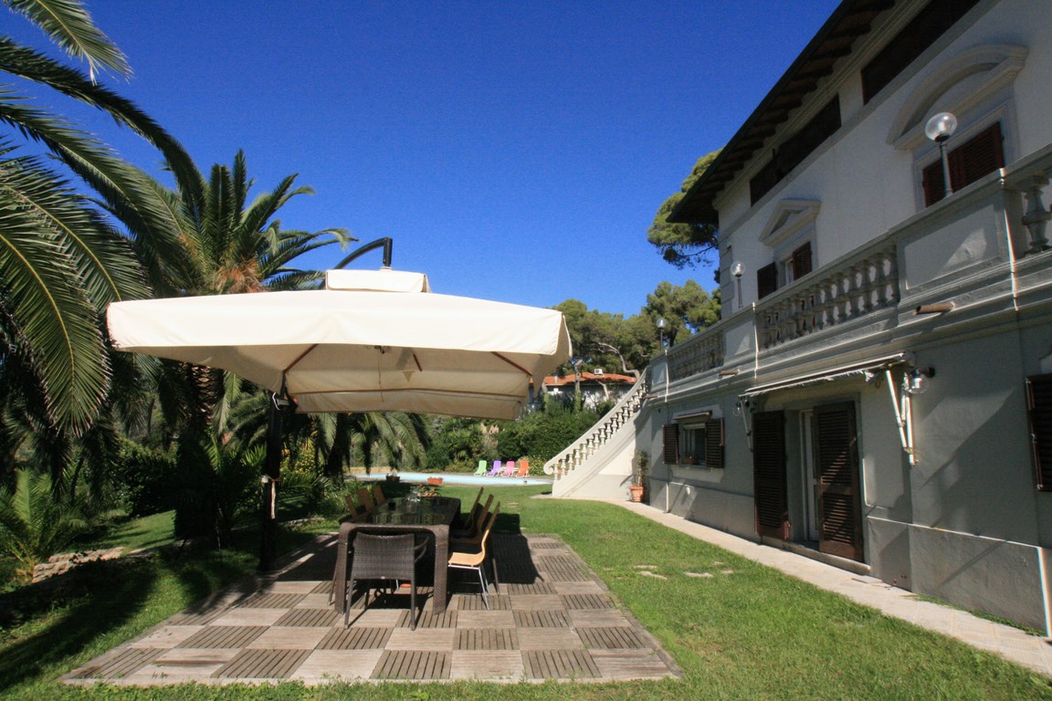 Villa a Quercianella – Vista Mare, Piscina & Fascino Mediterraneo Vicino a Livorno
