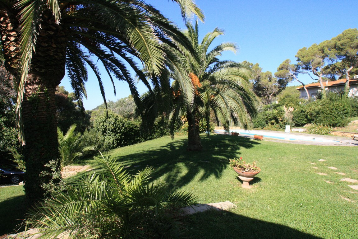 Villa a Quercianella – Vista Mare, Piscina & Fascino Mediterraneo Vicino a Livorno