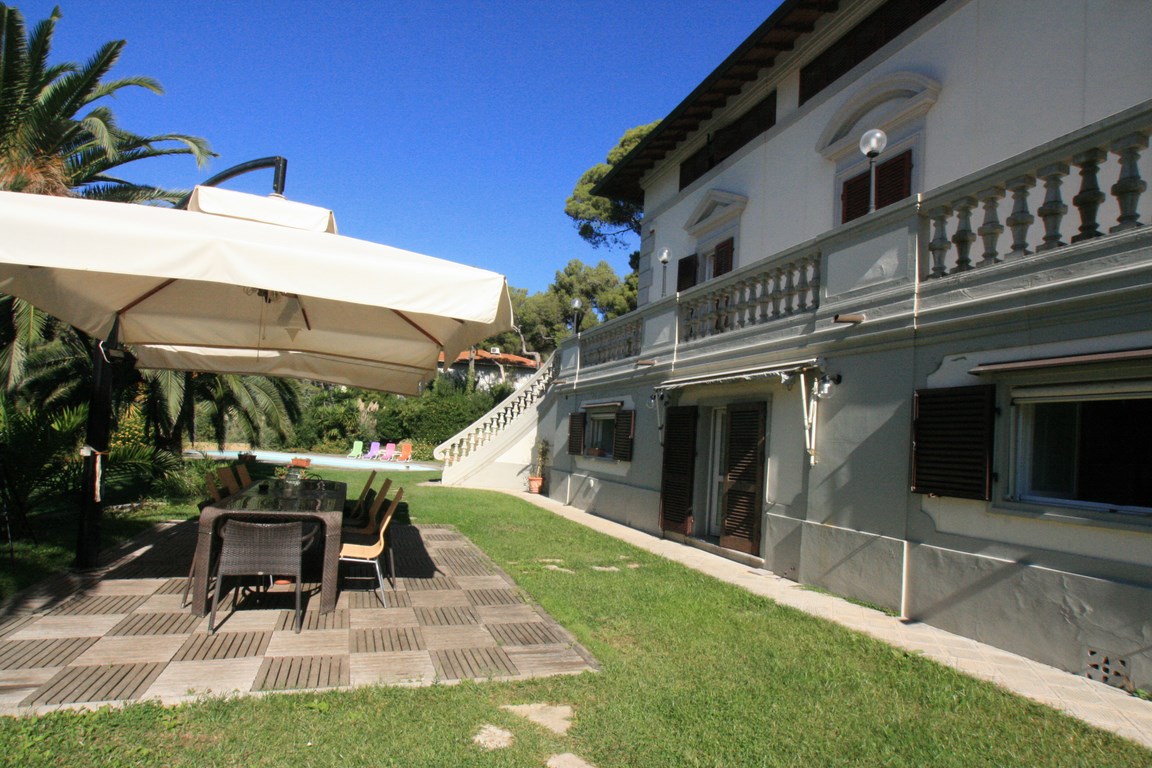 Villa a Quercianella – Vista Mare, Piscina & Fascino Mediterraneo Vicino a Livorno