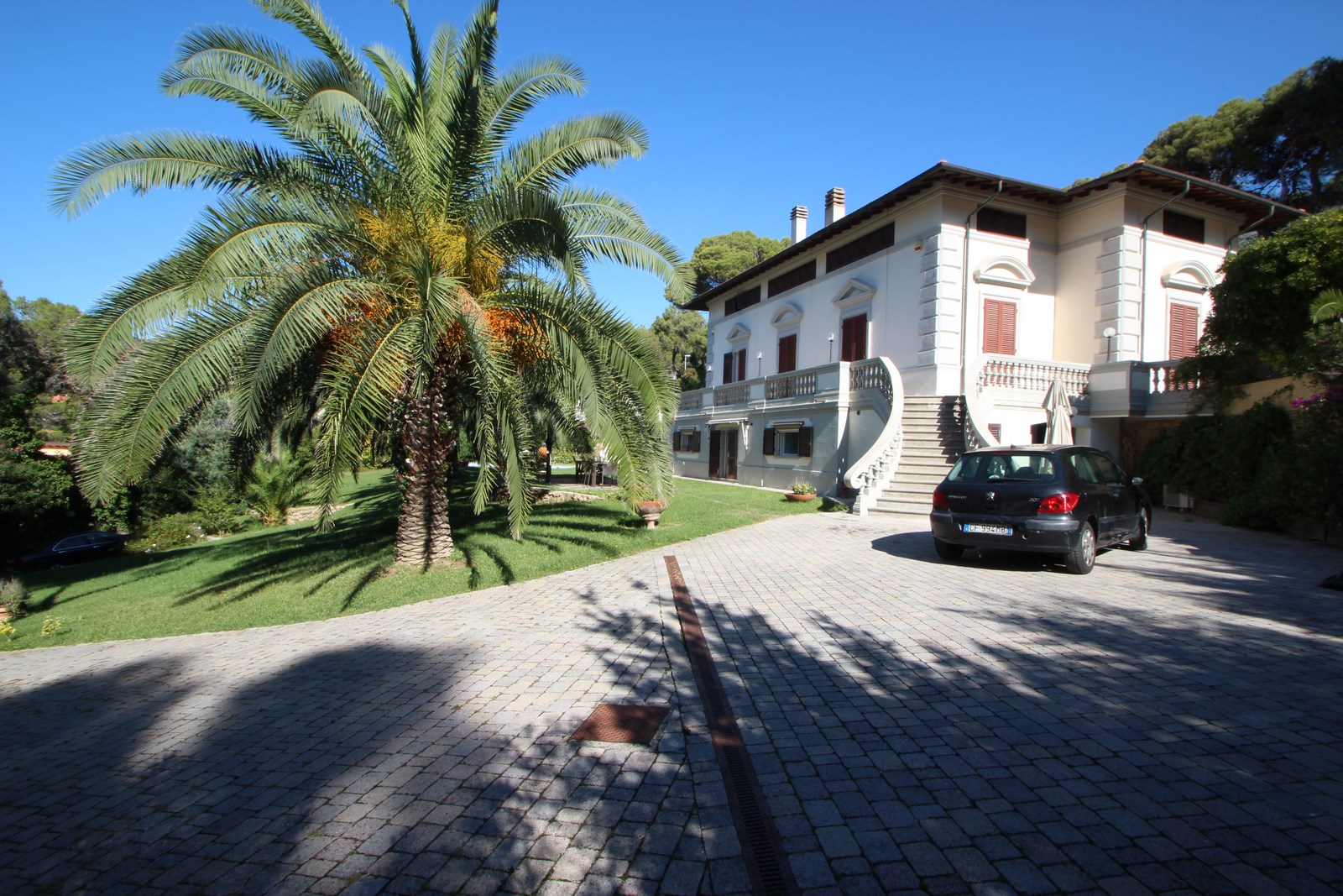 Villa a Quercianella – Vista Mare, Piscina & Fascino Mediterraneo Vicino a Livorno