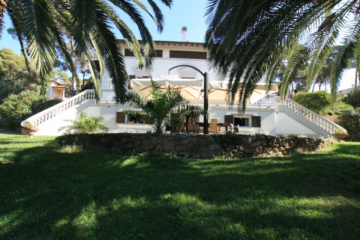 Villa a Quercianella – Vista Mare, Piscina & Fascino Mediterraneo Vicino a Livorno