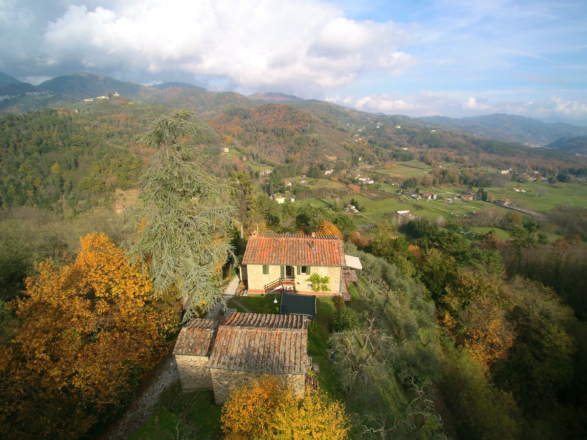 Large restored stone house near to Camaiore