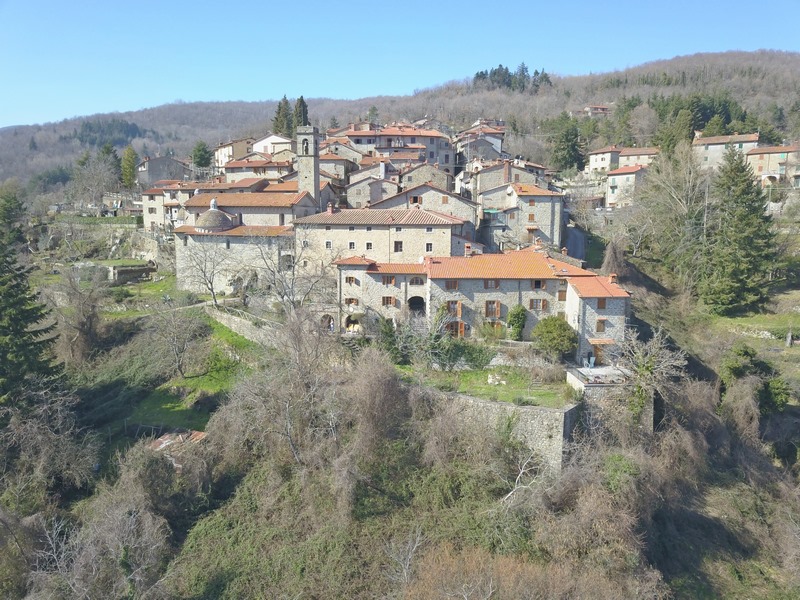 Zrenovovaný velký kamenný dům ve středověké obci mezi Florencií a Arezzem