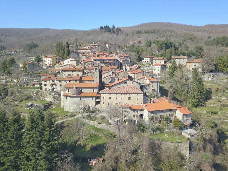 Restored stone house in a antique hamlet between Florence and Arezzo