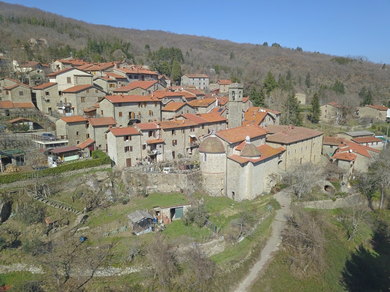 Restored stone house in a antique hamlet between Florence and Arezzo