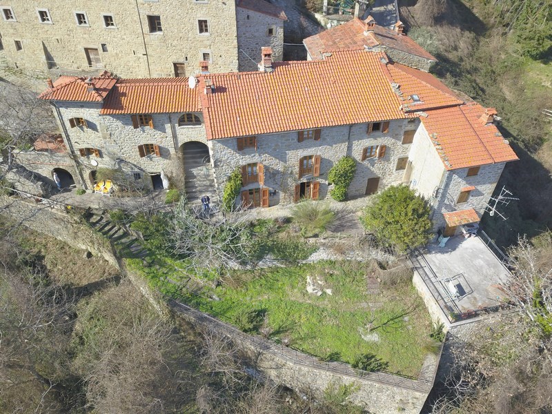 Restored stone house in a antique hamlet between Florence and Arezzo