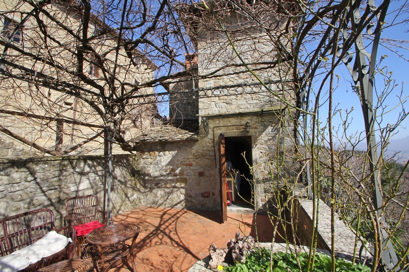 Restored stone house in a antique hamlet between Florence and Arezzo