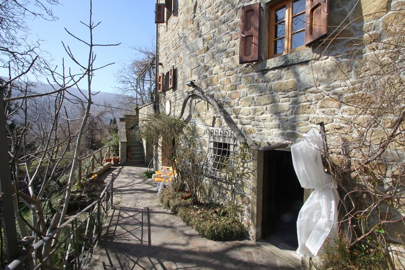 Restored stone house in a antique hamlet between Florence and Arezzo