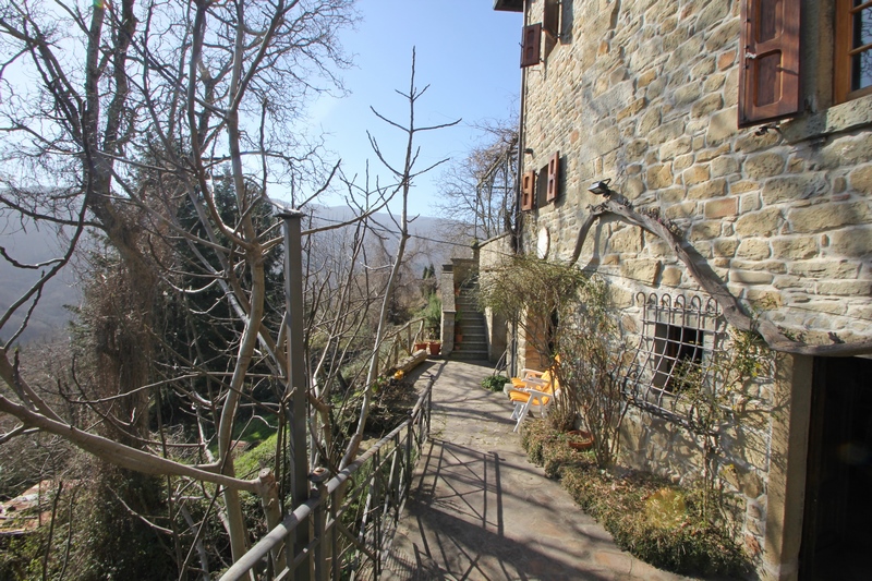 Restored stone house in a antique hamlet between Florence and Arezzo