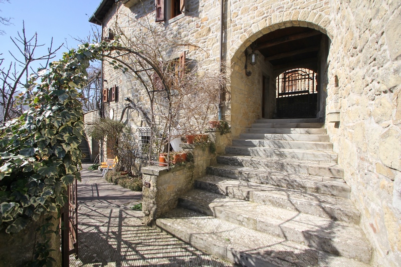 Zrenovovaný velký kamenný dům ve středověké obci mezi Florencií a Arezzem