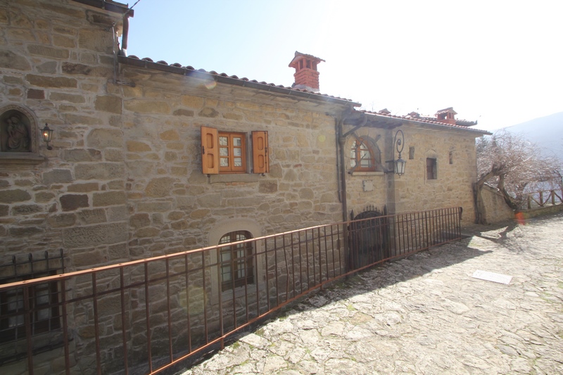 Restored stone house in a antique hamlet between Florence and Arezzo