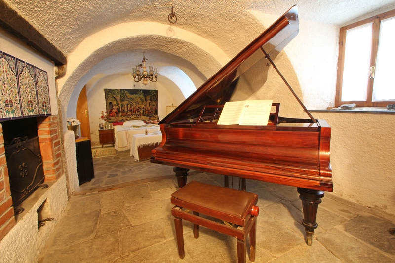 Large country house in Lunigiana
