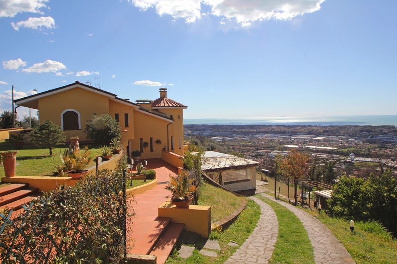 Villa con vista mare in Versilia