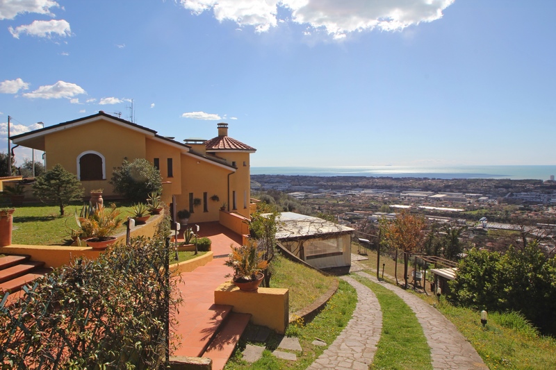 Villa mit Weinberg und Meerblick