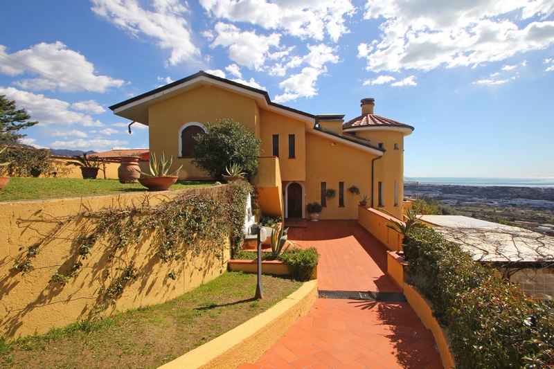 Villa con vista mare in Versilia