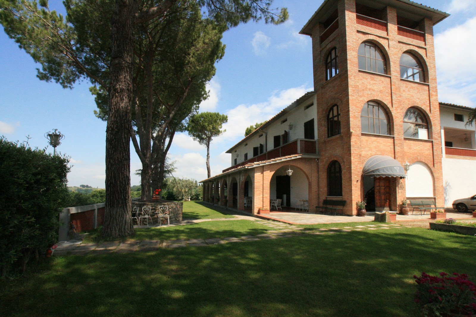 Exclusive Villa with Vineyard & Olive Grove – Near San Gimignano