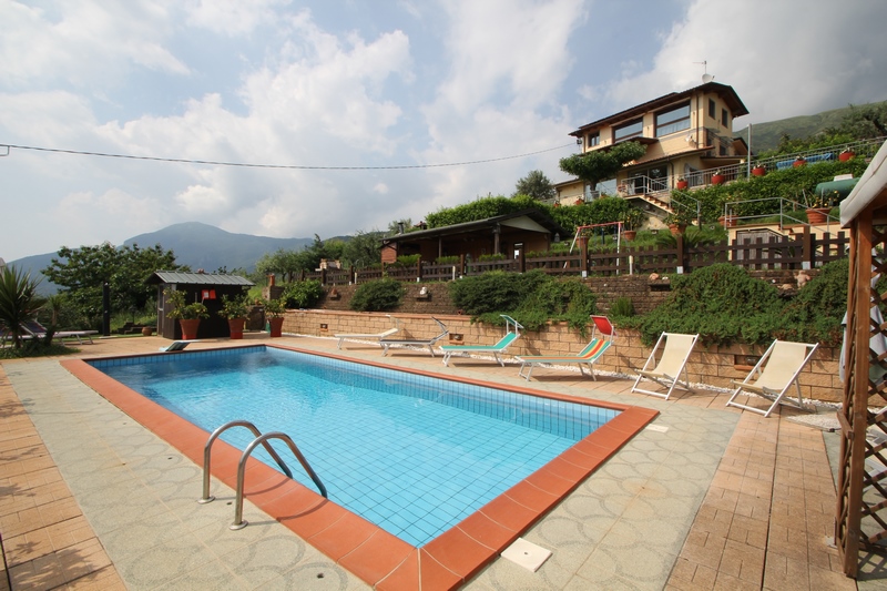 Casale ristrutturato vicino Camaiore con vista mare e piscina