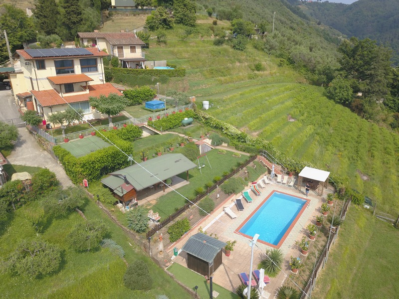 Casale ristrutturato vicino Camaiore con vista mare e piscina