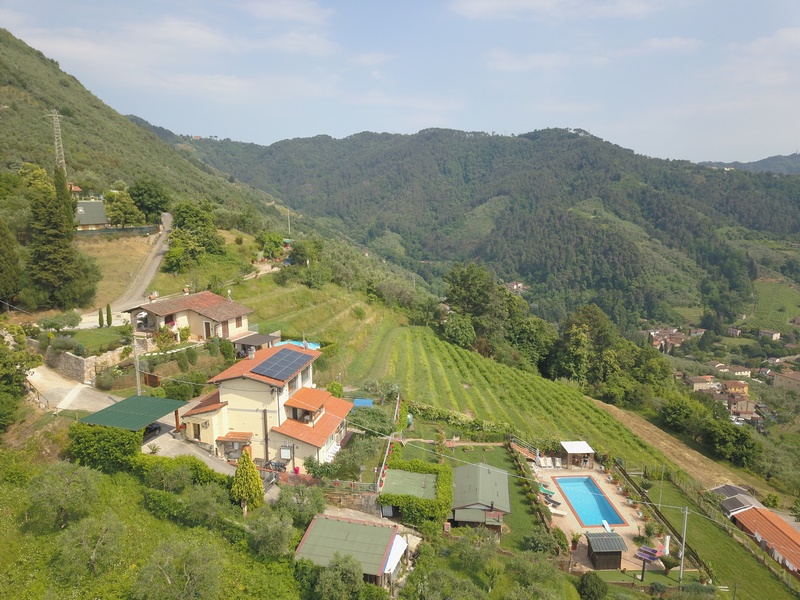 Casale ristrutturato vicino Camaiore con vista mare e piscina