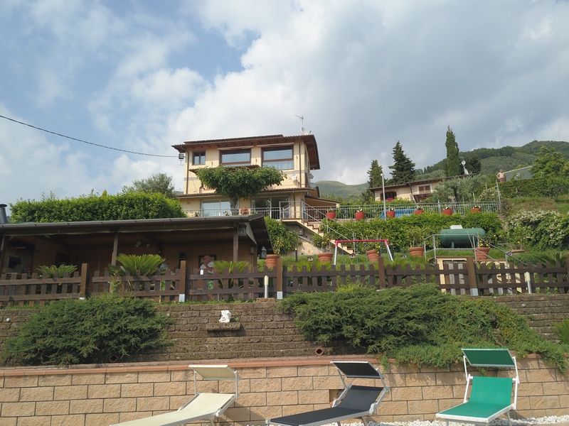 Casale ristrutturato vicino Camaiore con vista mare e piscina