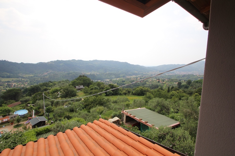 Casale ristrutturato vicino Camaiore con vista mare e piscina