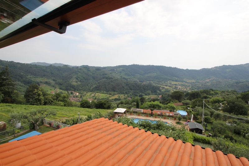 Liegenschaft mit Meerblick oberhalb von Pieve di Camaiore