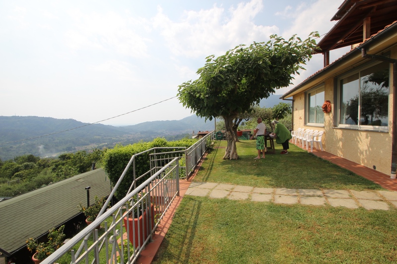 Casale ristrutturato vicino Camaiore con vista mare e piscina