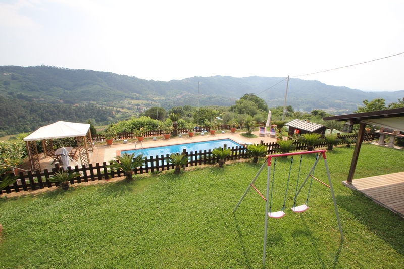 Casale ristrutturato vicino Camaiore con vista mare e piscina