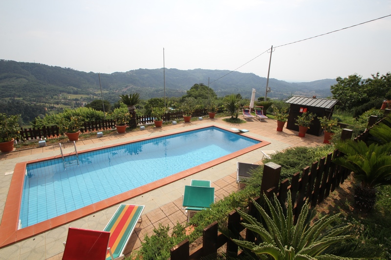 Casale ristrutturato vicino Camaiore con vista mare e piscina