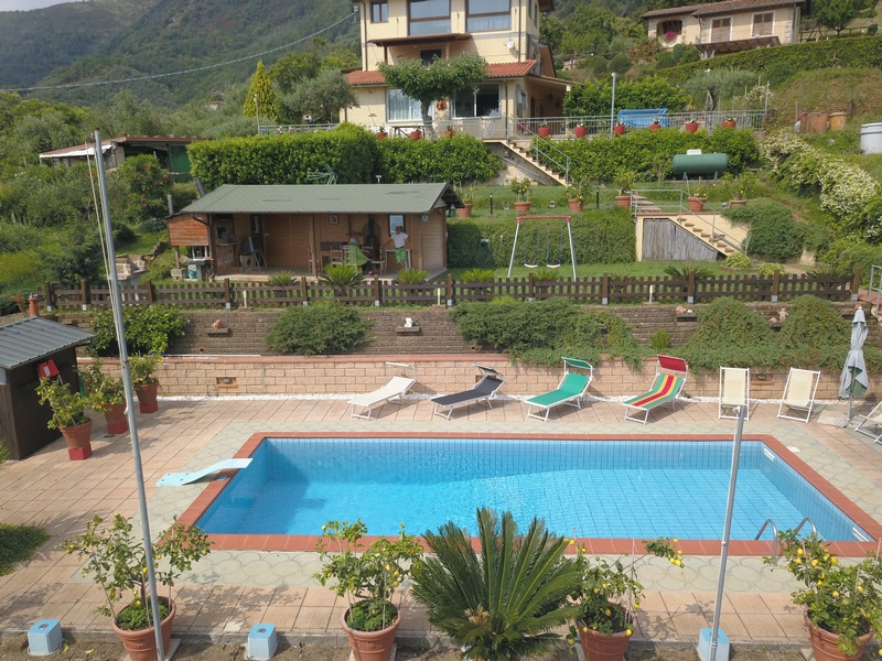 Casale ristrutturato vicino Camaiore con vista mare e piscina