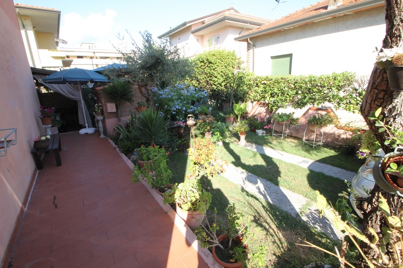 Semi-detached 600m from the beach in Marina di Massa