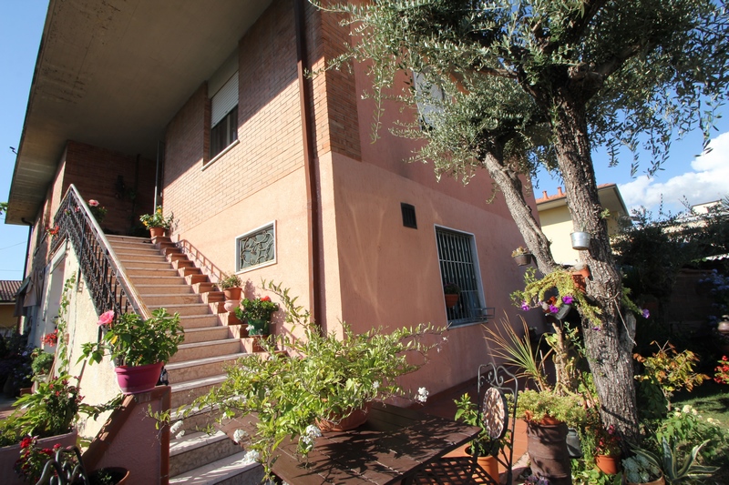 Semi-detached 600m from the beach in Marina di Massa