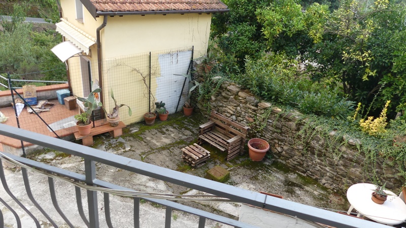 Small semi-detached house in Montignoso