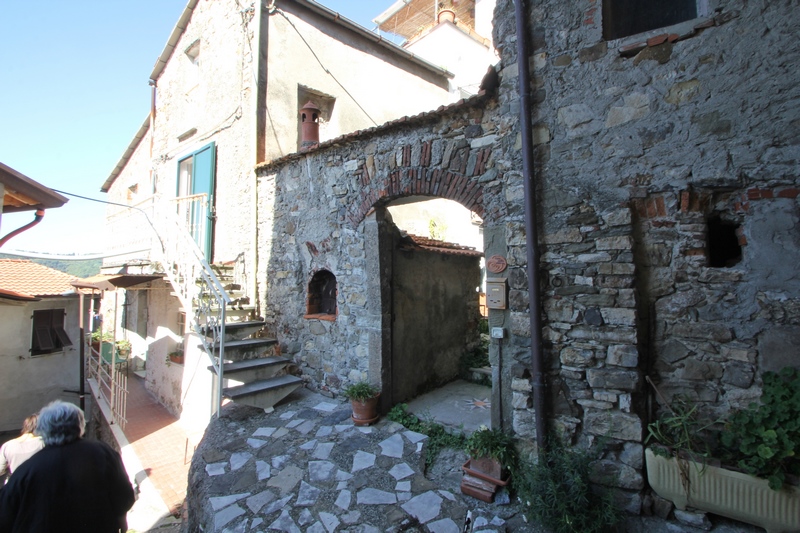 Feng shui stone house 12km to the sea