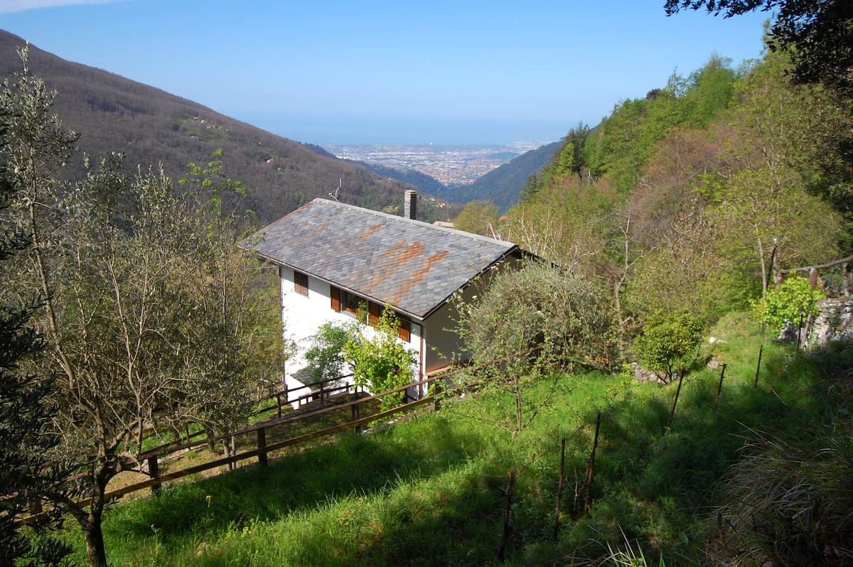 Dům s výhledem na moře v horách nad městy Massa-Carrara