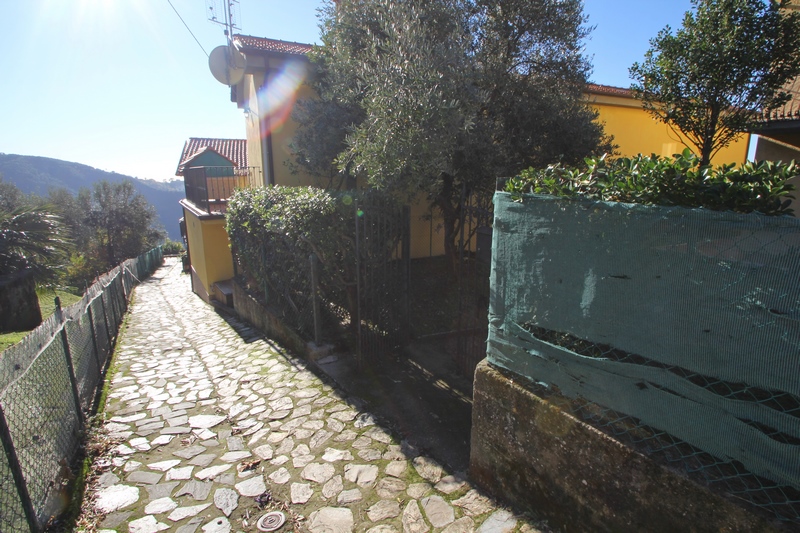 Kleines Haus im Dorf bei Montignoso