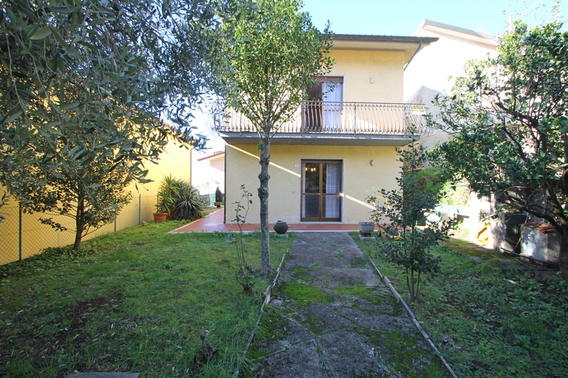 Kleines Haus im Dorf bei Montignoso