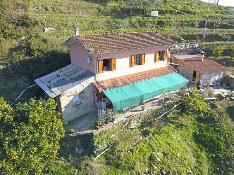 Casa isolata con vista mare