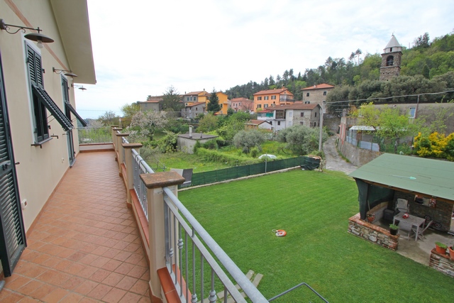 Incantevole Casa con Giardino Vicino a Fosdinovo – Terrazza con Vista Mare