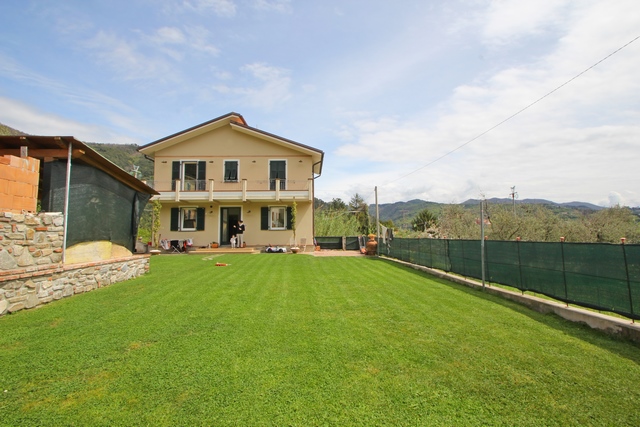 Incantevole Casa con Giardino Vicino a Fosdinovo – Terrazza con Vista Mare