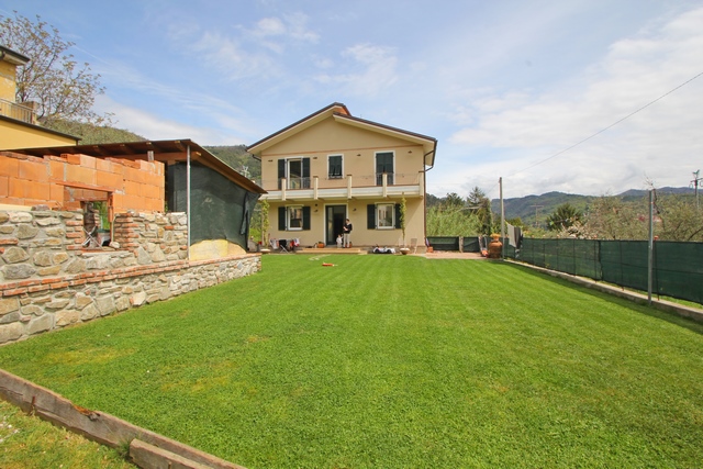 Incantevole Casa con Giardino Vicino a Fosdinovo – Terrazza con Vista Mare