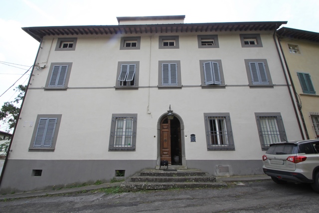 Villa antica con giardino alla italiana