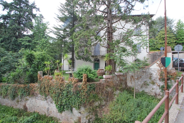 Villa antica con giardino alla italiana