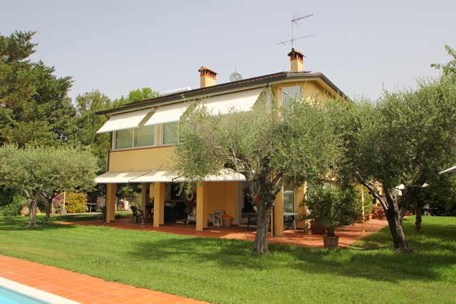 Villa in Sarzana con piscina