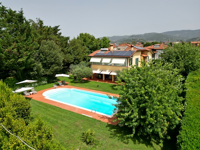 Villa in Sarzana con piscina