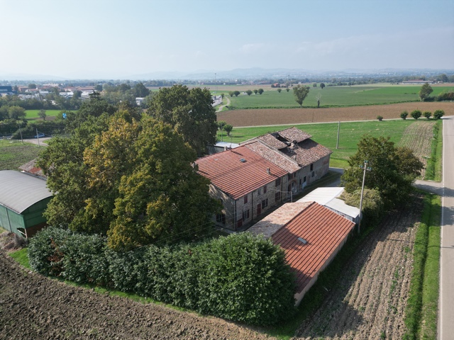 Country estate close to the centre of the town of Collecchio